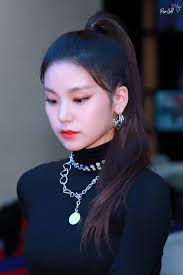The hinged clasp attaches right onto any bag and the rose gold finish completes the sweet . 190221 Yeji Cr Rose Hwang Yeji Itzy Thailand Fanclub Facebook