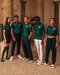 Payez toute commande 40€ et plus obtenez 1 maillot gratuit; Puma Celebre L Epoque De La Renaissance Sur Un Maillot De L Italie