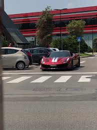 Dal 1997, con la f310b, per la prima volta il rosso ferrari cambiò tonalità onde avvicinarlo al colore aziendale del title sponsor marlboro: Rosso Fiorano Ferrari 488 Pista In Maranello Carporn