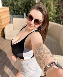 Anna Schmidt 😳 | Scrolller