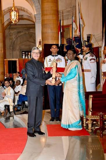 President Droupadi Murmu presents Padma Shri in the field of Civil ...