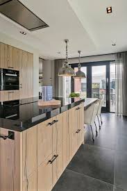 houten keuken met zwart blad houten keuken keukenstijl keuken met kookeiland