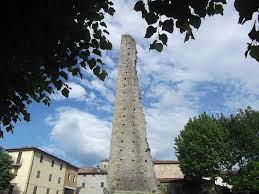 Descrizione il centro storico è dominato dai resti dall'antica torre medievale che svetta ancora sui tetti delle case ed è visibile in tutta la. Castel Di Casio Wikipedia
