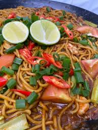 Mee goreng (fried noodles) is one of many malaysians' favourite street food. Fazleyjalal On Twitter Best Betul Masak Guna Pan Besar Ni Dah Macam Masak Mee Goreng Kawah Eh Nama Dia Yang Pasar Malam Jual Tu