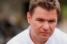 Tomasz karolak ujawnił taką informację w rozmowie z tvn warszawa. Tomasz Karolak Jako Geralt W Spektaklu Wiedzmin Miastogier Pl