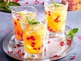Weihnachtlicher Cocktail Mit Granatapfel Und Orangensaft Rezept Lecker Rezept In 2020 Weihnachtlicher Cocktail Bowle Rezept Weihnachtscocktails