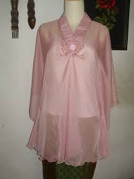 Kain ini dibuat dari perpaduan bahan nilon, katun, sutra, poliester, dan rayon. Trend Populer Model Baju Atasan Kain Sifon