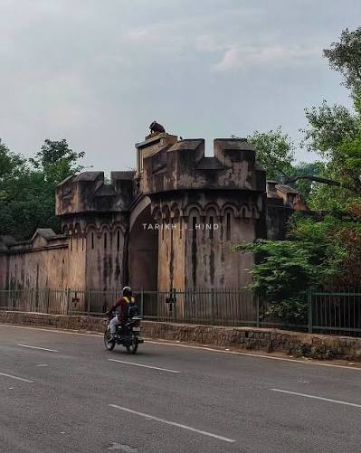 Biggest British Weapon Storehouse in North India and the Mutiny of 1857 Magazine Gateways, Kashmiri Gate, Delhi 🇮🇳📍 Located to the north of the Red Fort, in the Kashmiri Gate area of
