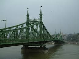Liberty bridge or freedom bridge) in budapest, hungary, connects buda and pest across the river danube. Https Xn Vilmoskrte Kcb De 2007 12 03 Freiheitsbruecke In Budapest