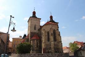 Přibyly další okrasné pyramidy, nové květiny jsou ve stojících i závěsných květináčích. Kourim Toulejse Cz
