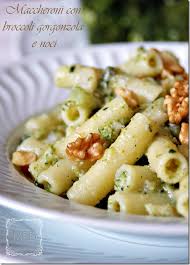 Tritate in modo grossolano le noci , tenendo da parte qualche gheriglio per la decorazione del salate e versate la pasta. Maccheroni Con Broccoli Gorgonzola E Noci Mamma Papera