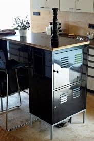 Un Bureau Industriel Avec Un Caisson Metallique Diy Armoire Ikea Ps Ilot De Cuisine Diy Diy Ikea