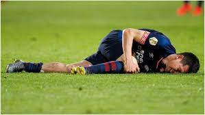 El delantero mexicano hirving chucky lozano volvió a preocupar en su regreso a las canchas con el psv eindhoven de holanda, ya que salió del juego con una lesión en la rodilla izquierda después de. Chucky Lozano Dice Adios A La Temporada Con El Psv Marca Claro Mexico