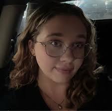 Who is a good hairstylist for curly hair in Sedalia, MO?