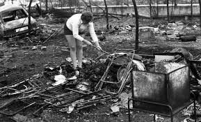 Nach dem mittagessen ruhen sich die miesten der rund 800 reportaje sobre la catástrofe de los alfaques ocurrida en julio de 1978 en el cual un camión cisterna explosiono junto al camping de los alfaques. Fotorrelato 40 Anos De La Tragedia Del Camping De Los Alfaques Espana El Pais