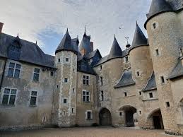 Découvrez l'image du château fort idéal avec son donjon et sa courtine une forteresse du terroir. Chateau De Fougeres Sur Bievre J M Le Val De Loire Decouvrez Le Val De Loire Sous Un Nouvel Angle