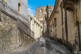 U paisi ru vinu e ru castellu. Steile Strasse In Castiglione Di Sicilia Sizilien Italien Mit Basaltpflaster Und Wunderlichen Altbauten An Einem Sonnigen Tag Lizenzfreie Fotos Bilder Und Stock Fotografie Image 89132326