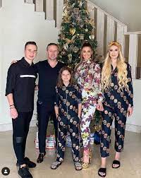 Luca reghecampf locuiește împreună cu mama lui în germania, însă vine des în românia, aici unde de o bună perioadă, laurențiu reghecampf stă în abu dhabi, acolo unde este antrenor la o. CrÄƒciun Made In Dubai Pentru Familia Reghecampf PrezenÅ£Äƒ SurprizÄƒ Un Fost CÄƒpitan Al Fcsb Ului