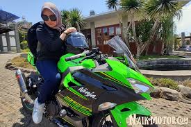 Cewek jilbab naik ninja rr superkips dan super manis. Rany Mikuni Merasa Lebih Menantang Di Atas Motor