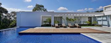 Selain bisa berolahraga, kolam renang juga bisa jadi sarana relaksasi dan tempat memulihkan diri. Rumah Modern Dengan Kolam Renang Dan Taman Luar Biasa Homify