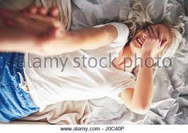 Worauf stehen frauen im bett. Frau Liegend Auf Bett Man Zieht Sie Aus Bett Erhoht Ansicht Stockfotografie Alamy