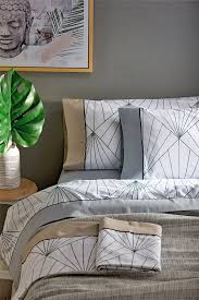 Nuestras alfombras de salón han sido diseñadas siguiendo las últimas tendencias en decoración y con los mejores materiales posibles. Decorar Una Habitacion De Matrimonio Pequena Moderna Descubre Como