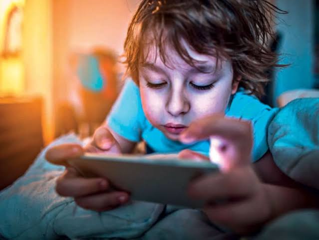 8th-grade Student Suicide for Mobile मोबाइल का बच्चों पर प्रभाव: जानिए क्या हो सकता है दुष्प्रभाव?- हैलो  स्वास्थ्य