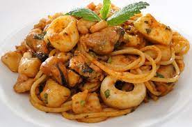 Le substantif masculin, « spaghetti » est un emprunt à l'italien spaghetti,, pluriel de spaghetto (), dérivé diminutif de spago. Spaghetti Aux Fruits De Mer A L Italienne Marmite Du Monde Recette Cuisine Italienne Recette Pate Italienne Recettes De Cuisine