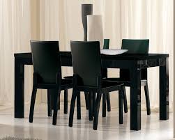 D'une capacité de deux à seize personnes, nos tables pour la salle à manger vous permettront de vivre des moments intimistes et plus conviviaux. Table De Repas Roma Laque Noirl 160 X H 76 X P 90