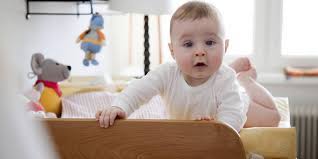 Mir zittern immmer noch die hände.meine tochter ist jetzt 9 monate alt und ist vorhin aus unserem bett gefallen.es ist nicht hoch,aber der schreck sitzt.das mir das passiert !!sie. Baby Sturz Vom Wickeltisch Was Tun Ab Wann Zum Arzt