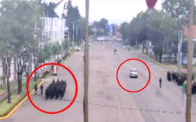 El alcalde de bogotá, enrique peñalosa, había confirmado a periodistas que al menos cinco personas murieron por la explosión de un carro bomba, que dejó además una decena de heridos, en el sur. Las Fotografias Que Revelaron El Recorrido De Carro Bomba Del Atentado En Bogota Video