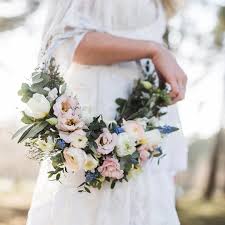 Brautstrauss Mal Anders Kreisrunde Gestecke Auch Bekannt Als Hoopbouquet Besonders Suss Finde Ich Blumenschmuck Hochzeit Blumenstrauss Hochzeit Brautstrausse