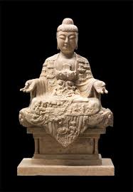 佛頂肉髻水波紋髮式 面形豐腴 神態肅穆 雙手捻指左右舒展 含具瞬間彈指動勢 兩肩頂處各一乘蓮坐佛 表 佛界 下雕象徵宮殿建築 下飾朵朵祥雲 表 天界 胸前中央刻須彌山 表 法界中心 束腰形山腰有雙龍盤繞 山頂的建築當為忉利天宮 buddha art