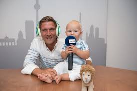 Peer kusmagk biography, ethnicity, religion, interesting facts, favorites, family, updates, childhood facts, information. Peer Kusmagk Ab Sofort Mit Sohn Emil Ocean Am Wochenende Bei 94 3 Rs2 On Air Radioszene