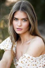 Amelia Ross's Instagram, Twitter & Facebook