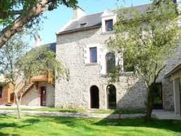 Situe A Coueron A Seulement 10 Km De Nantes Le Manoir Du Pas Jahan Occupe Un Manoir Du Xive Siecle Entierement Renove Ave Le Manoir Materiaux Naturels Nantes