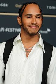 In addition to being a champion racer, lewis is passionate about the environment and uses his platform to promote awareness about environmental issues. Lewis Hamilton Ich Liebe Es Songs Zu Schreiben Gala De