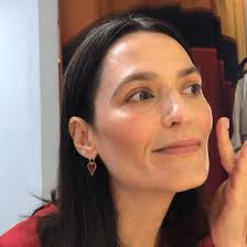 Vanessa Rozan testa blush da Larissa Manoela e diz se é igual a gringo