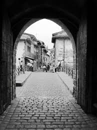 You can fly to biarritz airport from many airports in the uk and ireland. Puerta De Espana Saint Jean Pied De Port Italy Road Structures