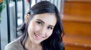 Dm am yang telah lama.engkau gauli. Disindir Kalah Cantik Dari Rita Sugiarto Ayu Ting Ting Pakai Penjepit Kertas Dijuluki Annabelle