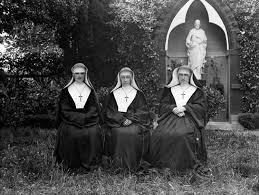 File:Group picture of nuns from Convent of the Holy Faith Ireland 1915  (5828425840).jpg - Wikimedia Commons