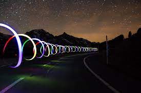 Una luz que vibre más rápido (que tenga una mayor frecuencia), es capaz de penetrar en la materia con mayor facilidad que las luces de baja frecuencia. Por Que Viajar A La Velocidad De La Luz Es Teoricamente Imposible