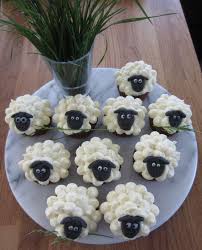 Sheepcakes Schokoladenmuffins Mit Weissem Zuckerguss Und Gras Im Mund Food Drink Drink Food Gr Schokoladenmuffins Fingerfood Fingerfood Kinder