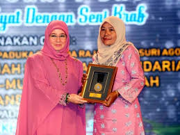 Highlights of malaysia national day celebration 2018 at putrajaya. Permaisuri Agong Harap Mampu Gemilangkan Industri Kraf Negara