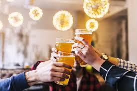 Baixe Close Up De Amigos Mao Brindar A Copos Cerveja Em A Partido Gratuitamente Beer Beer Glasses Craft Beer