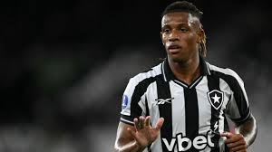 Danilo titular? Botafogo divulga escalação em meio a negócio com Palmeiras por volta