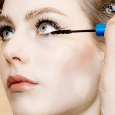 Make-up-Artist verrät: In dieser Reihenfolge solltest du dein Make-up  auftragen