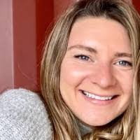 Elizabeth Stapleton's Instagram, Twitter & Facebook