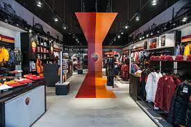 Negli as roma store, punti vendita ufficiali del club giallorosso, potete trovare i prodotti ufficiali della roma oltre le biglietterie per acquistare i tagliandi e gli abbonamenti per le partite della roma allo. Alla Scoperta Degli As Roma Store Valmontone Outlet