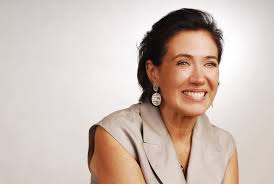Na imagem, bem mais nova, lilia aparece sorridente e com um look. Lilia Cabral Sera A Ultima Helena Istoe Independente